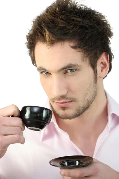 Мужчина пьет кофе — стоковое фото