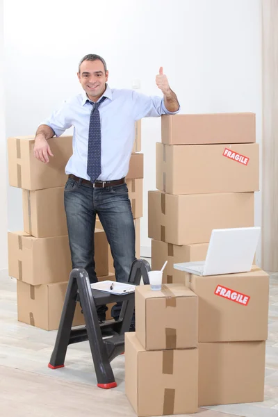 Mann von Kartons umgeben — Stockfoto