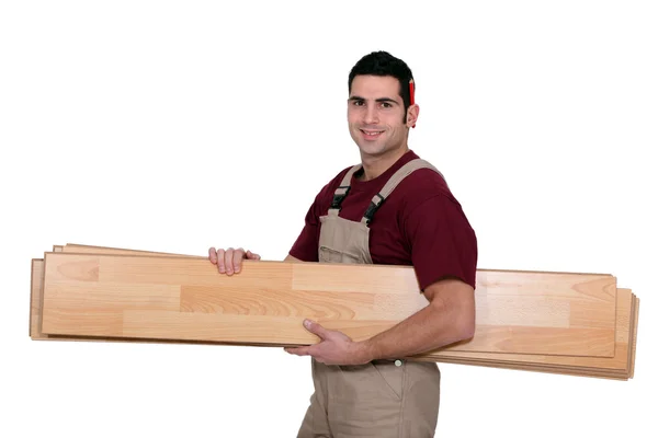 Arbeiter trägt Holzbohlen — Stockfoto
