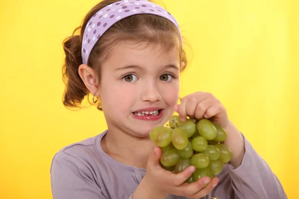 Girl with bunch of grapes — Stock Photo, Image