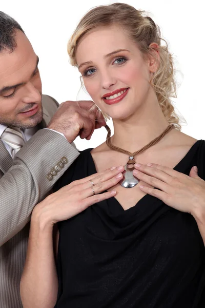 夫は彼の妻、ネックレスを提供します。 — ストック写真
