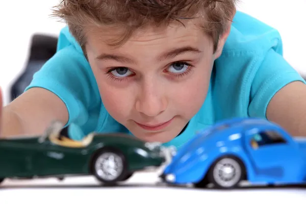 Liten pojke leker med leksaksbilar — Stockfoto