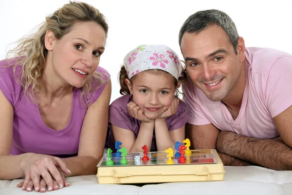 Föräldrar och liten flicka spela schack tillsammans — Stockfoto