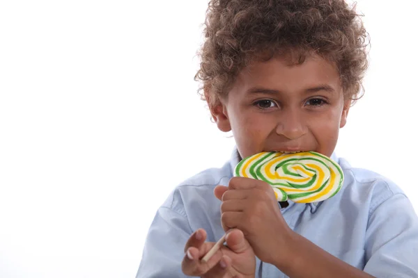 男孩吃棒棒糖 pop — 图库照片