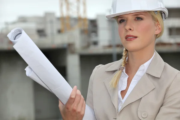 Vrouwelijke architect aankomen op de bouwplaats — Stockfoto