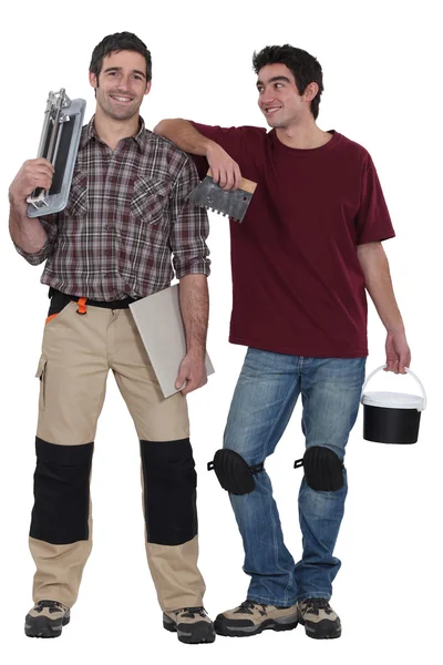 Δύο άνδρες που ασχολείται με μικροεπισκευές στάθηκε μαζί — Φωτογραφία Αρχείου