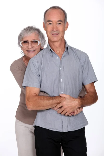Affettuosa coppia anziana in piedi in studio — Foto Stock