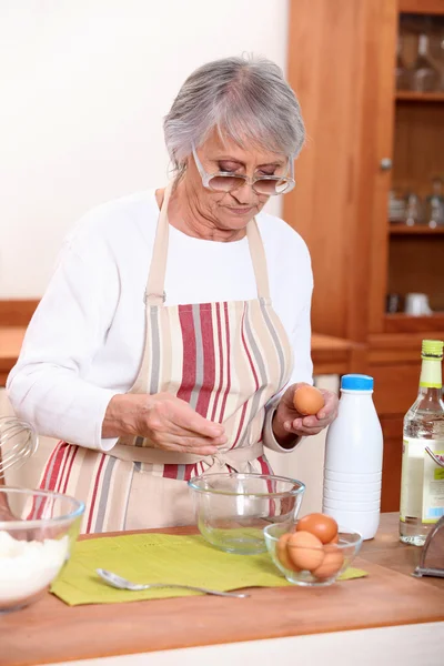 Vrouw in de keuken — Stockfoto