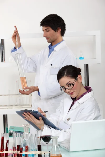 Techników laboratoryjnych płci męskiej i żeńskiej — Zdjęcie stockowe
