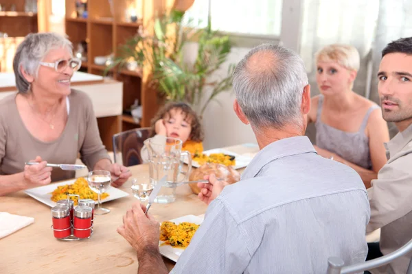 Família tomando uma refeição juntos — Fotografia de Stock