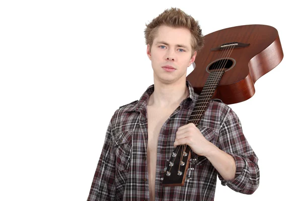 Man met een akoestische gitaar — Stockfoto