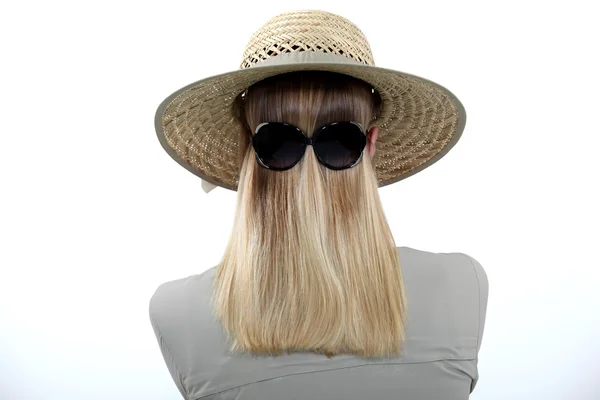 Donna che indossa occhiali da sole al contrario — Foto Stock