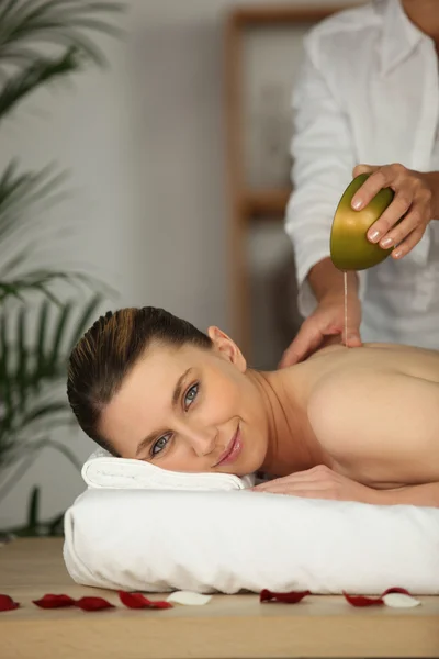 Mulher bonita sendo massageada — Fotografia de Stock
