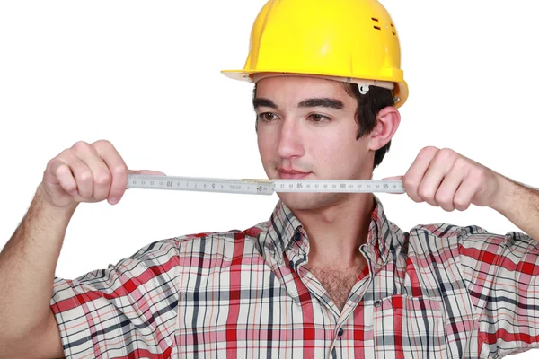 Builder holding measuring tape — Stock Photo, Image