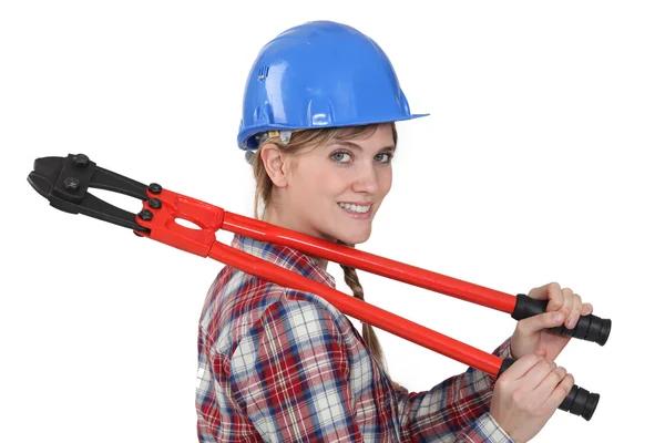 Tradeswoman segurando grandes clippers — Fotografia de Stock