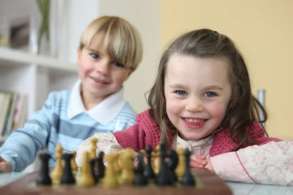 Bror och syster spelar, cheess — Stockfoto