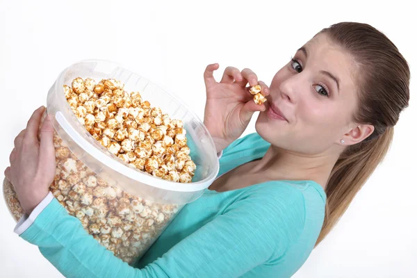 Frau isst Popcorn — Stockfoto