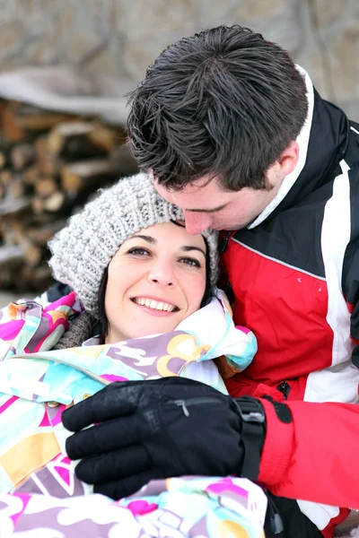 Романтична пара на снігу — стокове фото