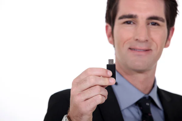 Человек держит карту памяти USB — стоковое фото