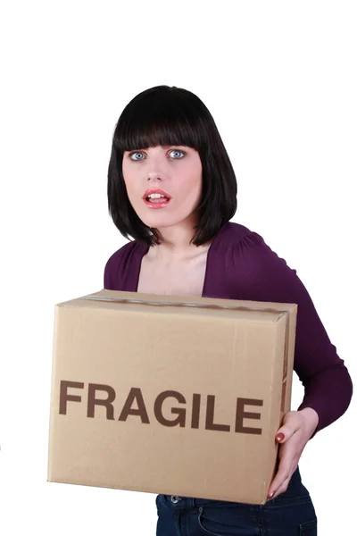Kvinna noga med bräckliga box — Stockfoto