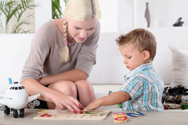 Mother and child completing jig-saw — Stock Photo, Image