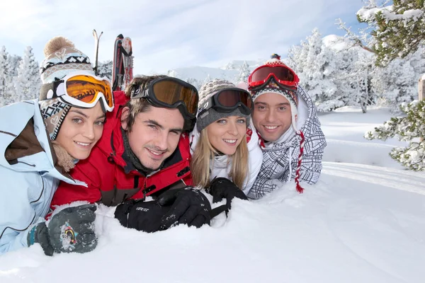 Freunde im gemeinsamen Skiurlaub — Stockfoto