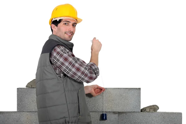 Mason costruisce un muro — Foto Stock