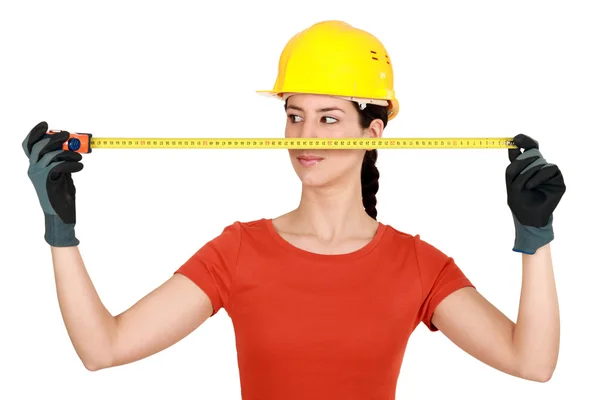 Kvinnlig builder anläggning måttband — Stockfoto