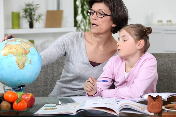 Mother teaching daughter geography — Stock Photo, Image