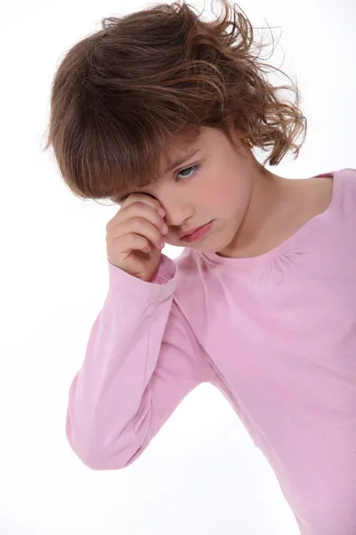 Расстроенная маленькая девочка плачет — стоковое фото