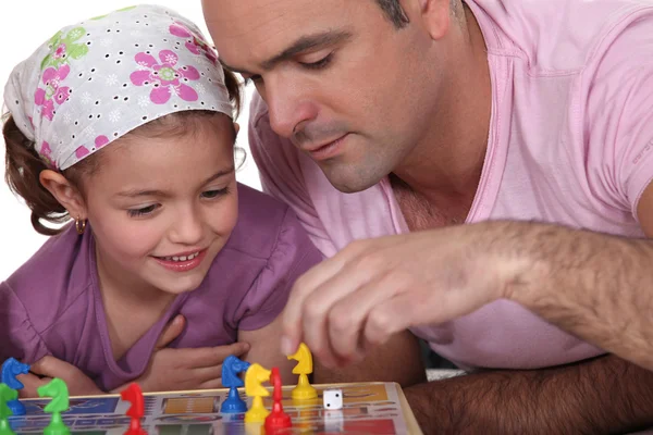 Отец и дочь играют в настольные игры — стоковое фото