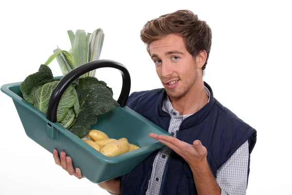 Homme avec panier de légumes — Photo