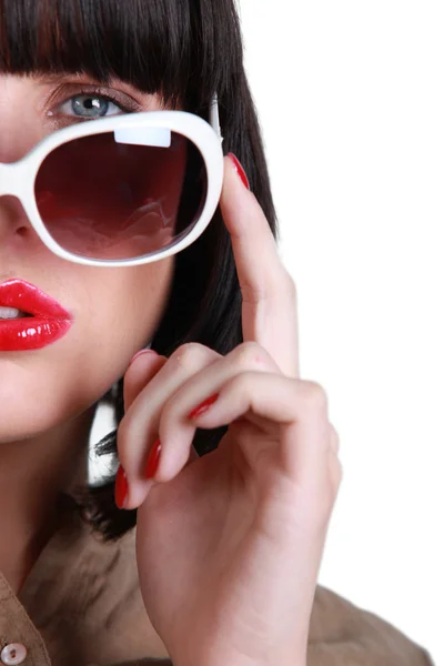Позування жінка в сонцезахисних окулярах — стокове фото