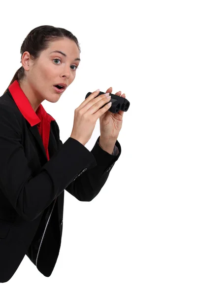 Young woman holding binoculars — Stock Photo, Image