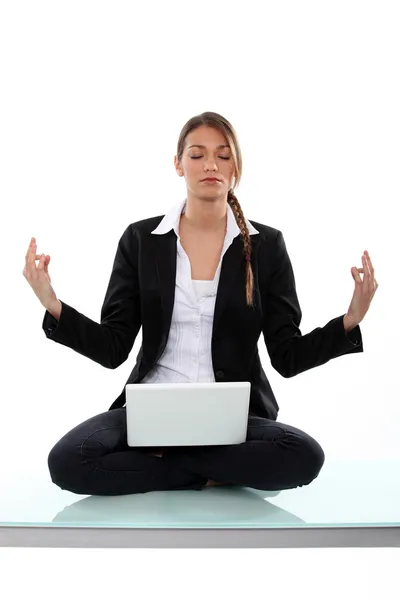 Empresária, sentou-se em posição de ioga — Fotografia de Stock