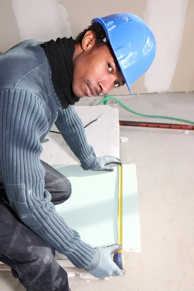 煉瓦工のプレートを測定 — ストック写真