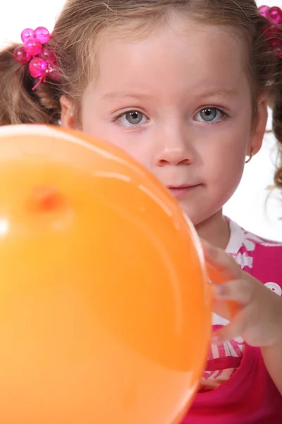 抱着气球的小女孩 — 图库照片