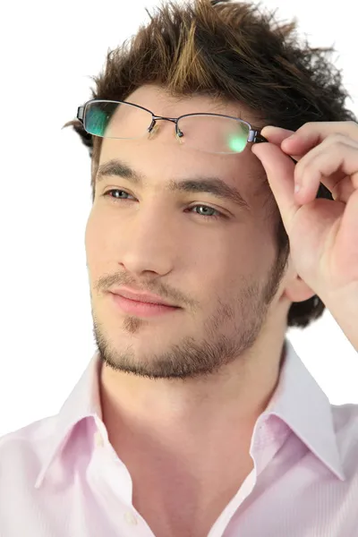 안경을 착용 하는 젊은 남자의 초상화 — 스톡 사진