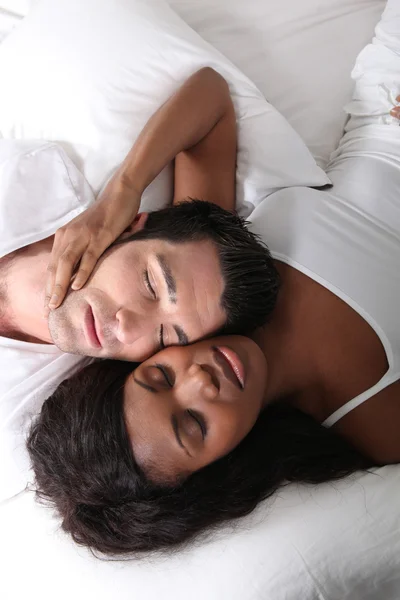 Couple dormant au lit — Photo