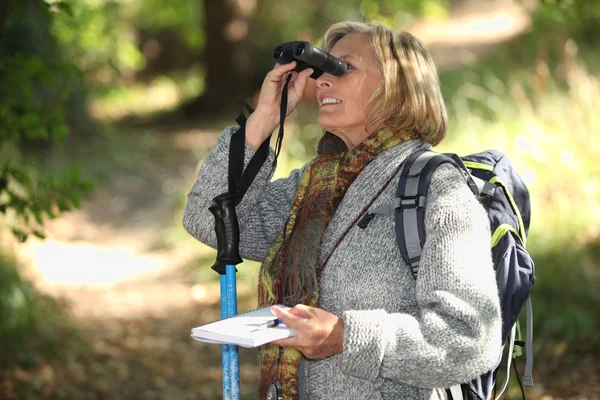 Woman with binoculars — Stock Photo, Image
