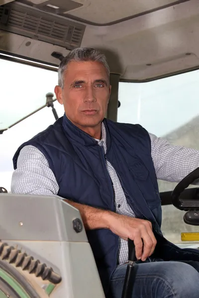 彼のトラクターの運転席の農家 — ストック写真