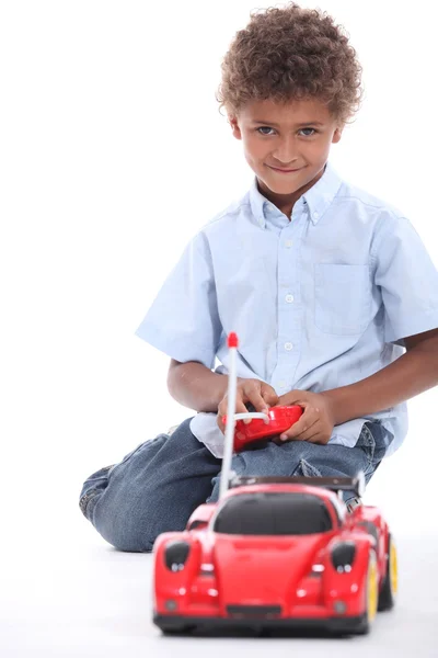 Menino brincando com um carro de brinquedo — Fotografia de Stock