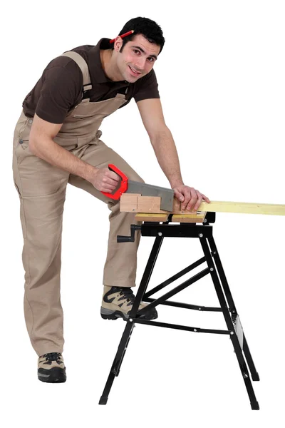 Erkek marangoz testere ile kesme. — Stok fotoğraf