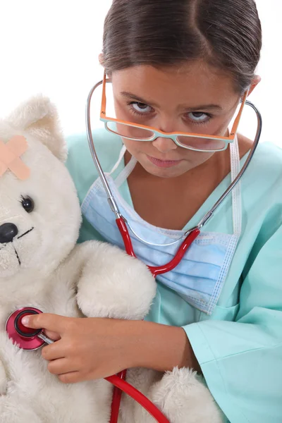 Malá holčička, oblečený v kostýmu zdravotní sestry — Stock fotografie