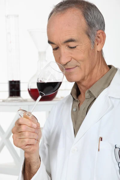 Uzman şarap tatma — Stok fotoğraf