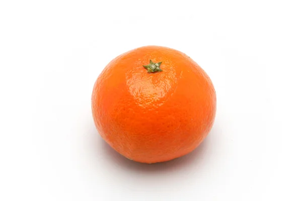 Ένα πορτοκάλι σε λευκό φόντο — Φωτογραφία Αρχείου