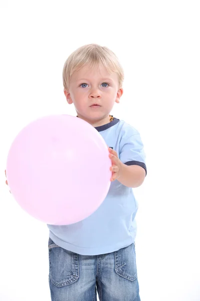Kind mit rosa Luftballon — Stockfoto