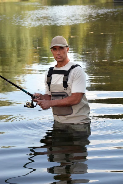 Homme pêche dans la rivière — Photo