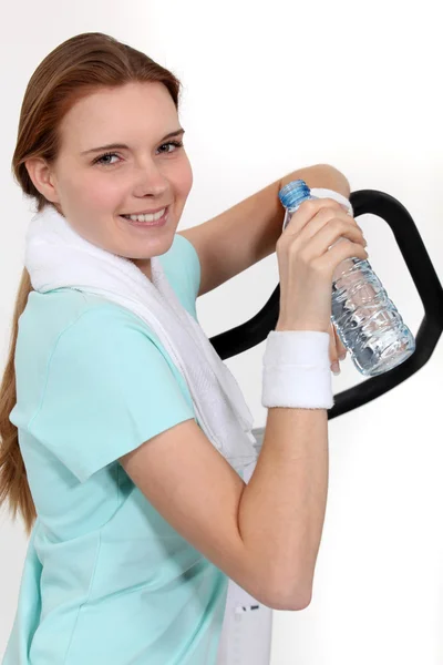 Vrouw hydraterende zichzelf na training — Stockfoto