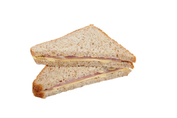 Дві половинки бутерброду шинки на коричневому хлібі — стокове фото